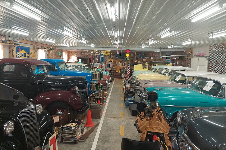 Hãy bắt đầu từ chiếc Chevrolet Corvette C4 đời 1984 với chứng từ nguyên bản từ phía đại lý ở kính chắn gió bên ghế lái. Một tờ giấy như vậy có vẻ trần tục và tầm thường với nhiều người, thế nhưng chắc chắn rằng không còn bất kỳ một chiếc Chevrolet Corvette C4 1984 thứ hai nào khác ở thời điểm hiện tại còn làm được điều đó.