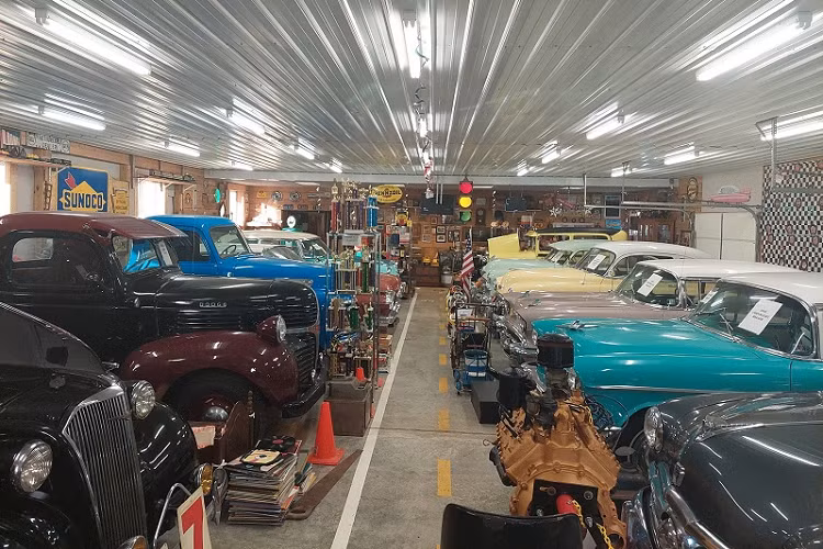 Hãy bắt đầu từ chiếc Chevrolet Corvette C4 đời 1984 với chứng từ nguyên bản từ phía đại lý ở kính chắn gió bên ghế lái. Một tờ giấy như vậy có vẻ trần tục và tầm thường với nhiều người, thế nhưng chắc chắn rằng không còn bất kỳ một chiếc Chevrolet Corvette C4 1984 thứ hai nào khác ở thời điểm hiện tại còn làm được điều đó.