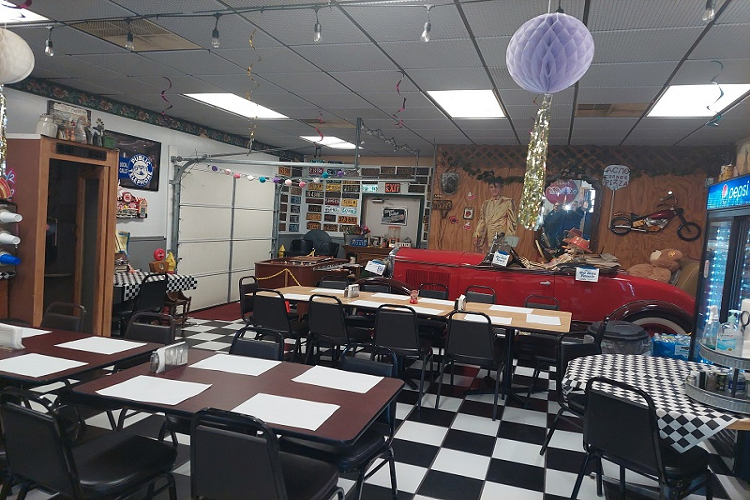 Nằm ngay cạnh khu vực bàn ăn của nhà hàng pizza này là một chiếc xe cổ Plymouth Roadster từng có mặt trên thị trường vào đầu những năm 1930. Ở thời điểm hiện tại, có lẽ không còn nhiều những mẫu xe cổ vẫn ở trong tình trạng tốt đến như vậy. Nhìn sang góc trái là một bốt điện thoại cổ điển có niên đại cũng không hề kém so với chiếc Plymouth Roadster. Điều đáng ngạc nhiên là bốt điện thoại này được lấy từ về một bãi phế thải và hiện vẫn còn khả năng hoạt động bình thường