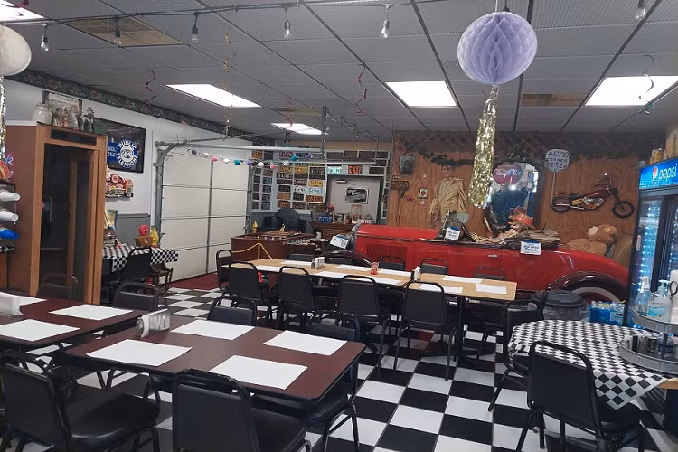 Nằm ngay cạnh khu vực bàn ăn của nhà hàng pizza này là một chiếc xe cổ Plymouth Roadster từng có mặt trên thị trường vào đầu những năm 1930. Ở thời điểm hiện tại, có lẽ không còn nhiều những mẫu xe cổ vẫn ở trong tình trạng tốt đến như vậy. Nhìn sang góc trái là một bốt điện thoại cổ điển có niên đại cũng không hề kém so với chiếc Plymouth Roadster. Điều đáng ngạc nhiên là bốt điện thoại này được lấy từ về một bãi phế thải và hiện vẫn còn khả năng hoạt động bình thường