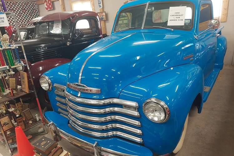 Những người hâm mộ dòng xe bán tải chắc hẳn sẽ nhận ra sự có mặt của chiếc Chevrolet Half-Ton 1950 màu xanh nước biển nổi bật ngay trong căn gara này. Cung cấp sức mạnh cho chiếc xe là khối động cơ 6 xy-lanh thẳng hàng, dung tích 3.3L đã rời khỏi nhà máy của Chevrolet 72 năm trước. Tóm lại, tài sản của Dean Allen không chỉ đơn thuần là một cửa hàng bánh pizza và xe hơi cổ. Nó là một "viên ngọc thời gian" lưu trữ lại tất cả những giá trị cổ điển của Mỹ và người dân nước này trong một thập kỷ.