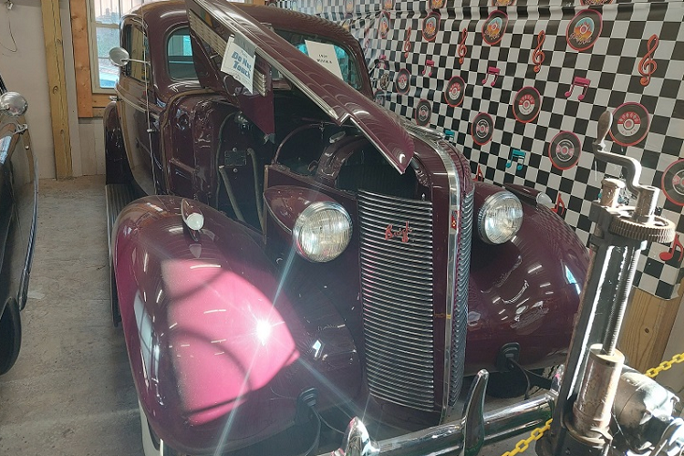 Nếu đánh giá theo khía cạnh dung tích động cơ, chắc chắn phải nhắc tới chiếc Buick 1937 với động cơ 8 xy-lanh thẳng hàng khổng lồ. Điều đáng nói là khối động cơ này còn được tháo rời ra khỏi chiếc xe để khách hàng tới đây có thể chiêm ngưỡng một kiệt tác cơ khí từng “làm mưa làm gió” trong thập niên 1930. Không chỉ vậy, nhiều chi tiết cơ khí bao gồm cả xy-lanh động cơ đều có tuổi đời ít nhất một thế kỷ.