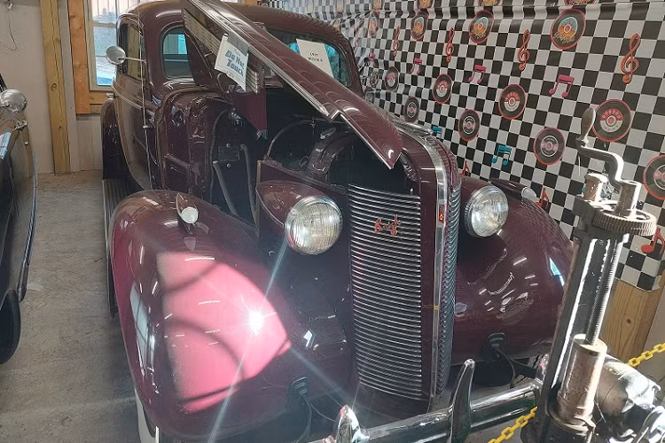 Nếu đánh giá theo khía cạnh dung tích động cơ, chắc chắn phải nhắc tới chiếc Buick 1937 với động cơ 8 xy-lanh thẳng hàng khổng lồ. Điều đáng nói là khối động cơ này còn được tháo rời ra khỏi chiếc xe để khách hàng tới đây có thể chiêm ngưỡng một kiệt tác cơ khí từng “làm mưa làm gió” trong thập niên 1930. Không chỉ vậy, nhiều chi tiết cơ khí bao gồm cả xy-lanh động cơ đều có tuổi đời ít nhất một thế kỷ.