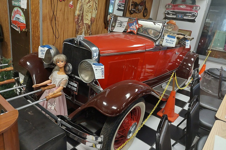 Chưa dừng lại tại đó, bộ sưu tập xe cổ thực sự của Dean Allen nằm ở cánh cửa phía sau nhà hàng pizza. Hai dãy xe cổ của Mỹ có niên đại từ thập niên 1920 đến giữa những năm 1980 đều nằm ở khu vực này, cho phép mọi khách hàng có thể tự do đi dạo và chiêm ngưỡng chúng. Một vài chiếc xe trong bộ sưu tập này thậm chí có giá trị ít nhất là nửa triệu đô la. Tất nhiên đối với Dean Allen, đó chỉ là một con số và ông không hề có ý định bán đi những chiếc xe này.