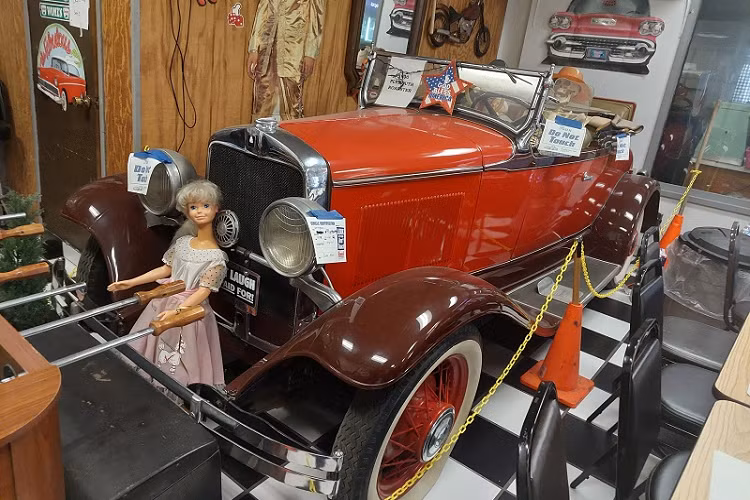 Chưa dừng lại tại đó, bộ sưu tập xe cổ thực sự của Dean Allen nằm ở cánh cửa phía sau nhà hàng pizza. Hai dãy xe cổ của Mỹ có niên đại từ thập niên 1920 đến giữa những năm 1980 đều nằm ở khu vực này, cho phép mọi khách hàng có thể tự do đi dạo và chiêm ngưỡng chúng. Một vài chiếc xe trong bộ sưu tập này thậm chí có giá trị ít nhất là nửa triệu đô la. Tất nhiên đối với Dean Allen, đó chỉ là một con số và ông không hề có ý định bán đi những chiếc xe này.