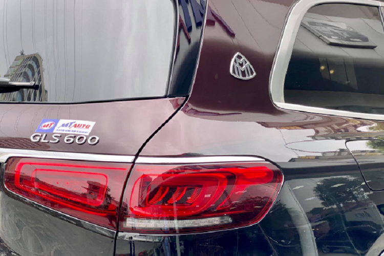 Maybach GLS 600 hội tụ đầy đủ tiện nghi phải có trên một mẫu xe SUV hạng sang như tủ lạnh, bàn làm việc (có giá 1.800 USD), màn hình giải trí cho hàng ghế sau.