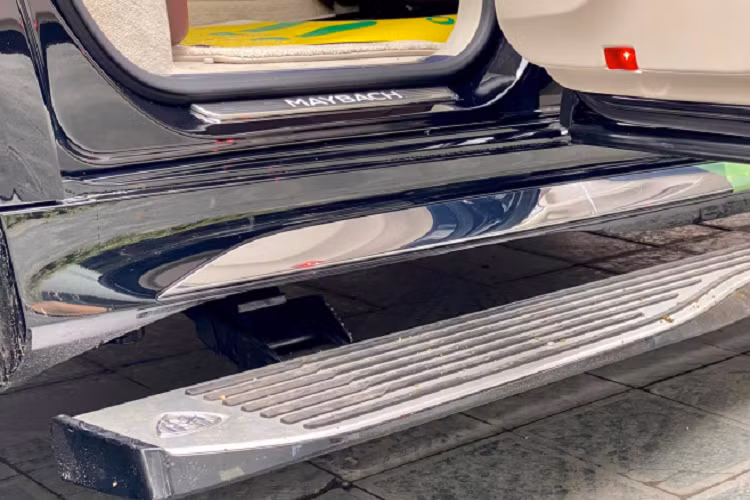 Về cơ bản, thông số kích thước, cấu hình động cơ, chỗ ngồi ở mẫu GLS 600 hai màu này không thay đổi so với những chiếc đầu tiên có một màu về Việt Nam. Xe có chiều dài 5.205 mm, cao 1.838 mm, trục cơ sở 3.135 mm. Hàng ghế sau là 2 ghế độc lập.