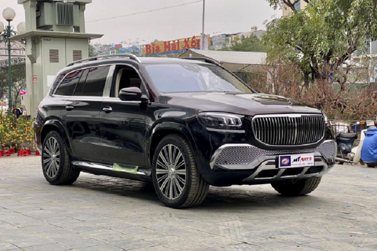Sau chiếc Mercedes-Maybach GLS 600 mới, đầu tiên về Việt Nam hồi đầu năm nay, mới đây lại tiếp tục có thêm nhiều chiếc nữa được đưa nhập về. Đặc biệt là phiên bản có 2 tông màu ngoại thất đen – đỏ đậm. Tuỳ chọn này trị giá 18.500 USD. Ngoài ra, khách hàng có thể lựa chọn thêm 6 cặp màu khác nhau.