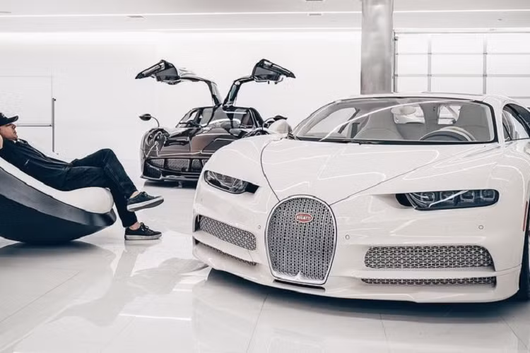 Manny Khoshbin đã rất thành công trong nhiều năm qua khi không ngừng bổ sung và hoàn thiện bộ sưu tập siêu xe Mercedes-Benz SLR của mình. Mới đây, Khoshbin vừa đăng tải video “khui thùng” chiếc SLR thứ chín, với lớp sơn ngoại thất màu bạc cùng khoang nội thất bọc da màu đỏ kết hợp điểm nhấn màu đen tương phản. Cách phối màu này giống với 4 chiếc SLR khác đang nằm trong bộ sưu tập của Khoshbin.