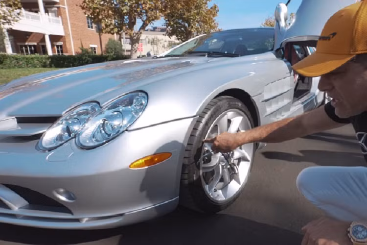 Theo như thông tin từ Autotrader, tính đến thời điểm hiện tại, có tổng cộng 9 chiếc SLR đang được rao bán tại thị trường Mỹ. Mức giá của mỗi chiếc xe cũng khác nhau tùy thuộc vào quãng đường đã lăn bánh, với chiếc SLR rẻ nhất là 259.998 USD (khoảng 5,92 tỷ đồng) có odo 12.391 dặm (tương đương 19.941 km).