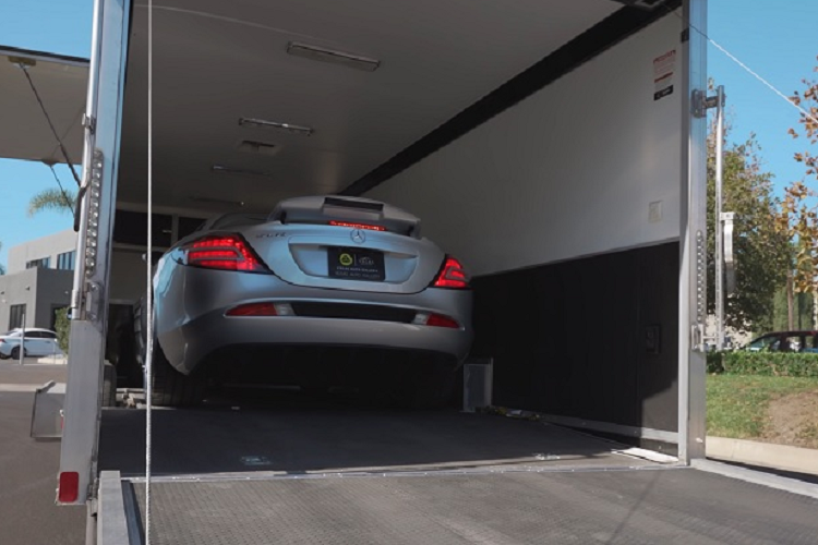 Bộ sưu tập Mercedes-Benz SLR McLaren của Khoshbin đã liên tục được bổ sung thêm trong suốt năm nay. Chiếc SLR thứ sáu chính thức về tay Manny Khoshbin vào tháng 5 và chỉ một tháng sau đó, chiếc thứ bảy và thứ tám lần lượt gia nhập bộ sưu tập. Rõ ràng là Khoshbin không thể chối từ sức hấp dẫn của những chiếc Mercedes-Benz SLR McLaren và tất nhiên anh luôn cố gắng sở hữu càng nhiều càng tốt.