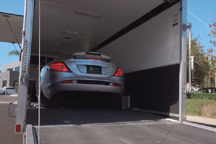 Bộ sưu tập Mercedes-Benz SLR McLaren của Khoshbin đã liên tục được bổ sung thêm trong suốt năm nay. Chiếc SLR thứ sáu chính thức về tay Manny Khoshbin vào tháng 5 và chỉ một tháng sau đó, chiếc thứ bảy và thứ tám lần lượt gia nhập bộ sưu tập. Rõ ràng là Khoshbin không thể chối từ sức hấp dẫn của những chiếc Mercedes-Benz SLR McLaren và tất nhiên anh luôn cố gắng sở hữu càng nhiều càng tốt.