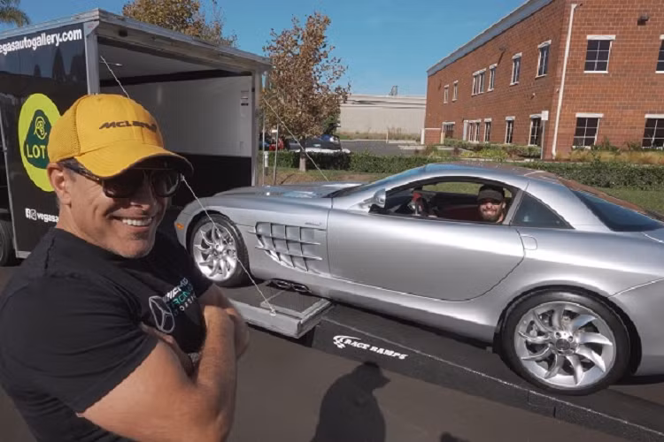 “Trùm bất động sản” đồng thời là YouTuber nổi tiếng Manny Khoshbin được biết đến là một tay chơi siêu xe thứ thiệt với bộ sưu tập dàn hypercars đình đám như “độc phẩm” Bugatti Chiron Hermes, Pagani Huayra hay McLaren Speedtail Hermes. Tuy nhiên, có một mẫu siêu xe giá cả “phải chăng” hơn mà Khoshbin đặc biệt yêu thích, đó là Mercedes-Benz SLR McLaren hàng hiếm.