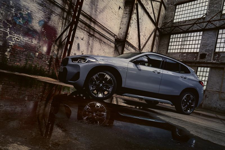 Bộ lưới tản nhiệt M Mesh hình quả thận mang thiết kế cứng cáp hơn, với logo BMW trên nắp capo được bao quanh bởi đường viền Black Chrome cực ngầu.