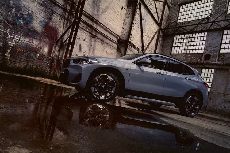 Bộ lưới tản nhiệt M Mesh hình quả thận mang thiết kế cứng cáp hơn, với logo BMW trên nắp capo được bao quanh bởi đường viền Black Chrome cực ngầu.