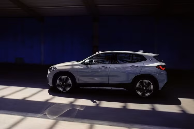 Trong khi đó, khoang nội thất mang thiết kế thể thao với tựa đầu bọc da Dakota màu đen, các đường chỉ khâu màu xám tương phản, dòng chữ “Edition” khắc trên ốp ngưỡng cửa, vô lăng M tiêu chuẩn và chi tiết trang trí bằng nhôm Aluminum Hexagon Anthracite. BMW X2 M Mesh Edition còn được trang bị hệ thống thông tin giải trí SAT-NAV tiêu chuẩn với màn hình cảm ứng 8.8 inch.