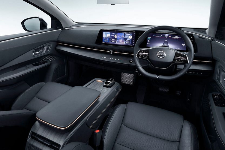 Ở phía trước, Ariya không có quá nhiều chi tiết thừa và đa phần đều được thiết kế sắc sảo, bộ lưới tản nhiệt hình chữ V cỡ lớn, cụm đèn LED thanh mảnh cùng cản dưới to bản khoẻ khoắn. Nissan Ariya có thông số kích thước chiều dài là 4.595 mm, chiều rộng 1.850 mm, chiều dài cơ sở 2.775 mm. Như vậy, chỉ tính iriêng chiều dài trục cơ sở, Nissan Ariya thậm chí còn lớn hơn so với "đàn anh" X-Trail.