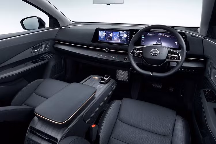 Ở phía trước, Ariya không có quá nhiều chi tiết thừa và đa phần đều được thiết kế sắc sảo, bộ lưới tản nhiệt hình chữ V cỡ lớn, cụm đèn LED thanh mảnh cùng cản dưới to bản khoẻ khoắn. Nissan Ariya có thông số kích thước chiều dài là 4.595 mm, chiều rộng 1.850 mm, chiều dài cơ sở 2.775 mm. Như vậy, chỉ tính iriêng chiều dài trục cơ sở, Nissan Ariya thậm chí còn lớn hơn so với "đàn anh" X-Trail.