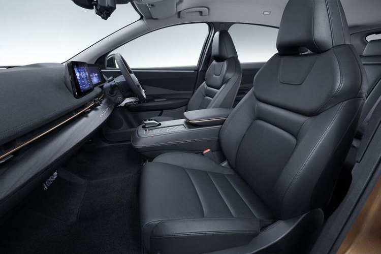 Là một mẫu crossover thuần điện nhưng kiểu dáng của Ariya lại mang hơi hướng SUV lai Coupe hoá với phần mui phía sau vát nhẹ xuống đuôi tạo cảm giác mềm mại hơn rất nhiều. Bên cạnh đó, mâm xe trên Ariya cũng sẽ có kích thước cao nhất tới 21 inch. Đối với đuôi xe, cụm đèn hậu được thiết kế dạng 1 thanh Led kéo dài xuyên suốt tuy đơn giản nhưng lại không hề kém phần nổi bật khi nhìn vào ban đêm.