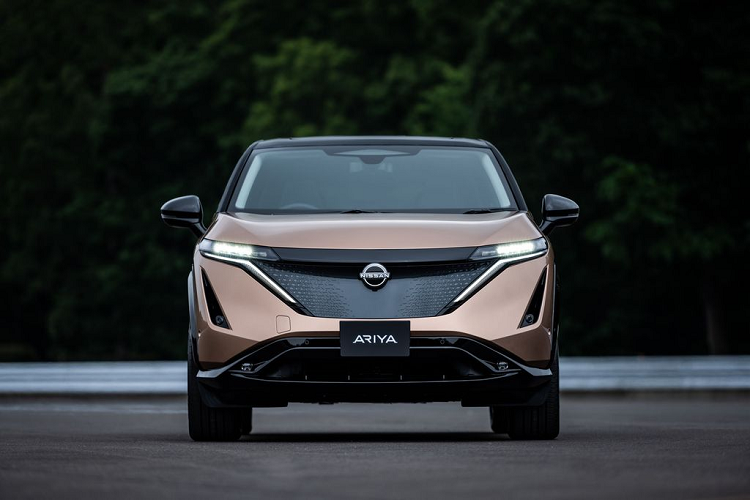 Nissan Ariya hoàn toàn mới được ra mắt lần đầu tiên tại triển lãm Tokyo 2019 dưới dạng xe concept và bản thương mại sau đó trình làng hồi tháng 7/2020. Nissan Ariya được định vị là một mẫu crossover chạy điện cỡ trung (CUV-C). Mẫu xe này sở hữu phần diện mạo rất ấn tượng với ngôn ngữ thiết kế V-Motion nâng cấp tạo nên cái nhìn trẻ trung và hiện đại.