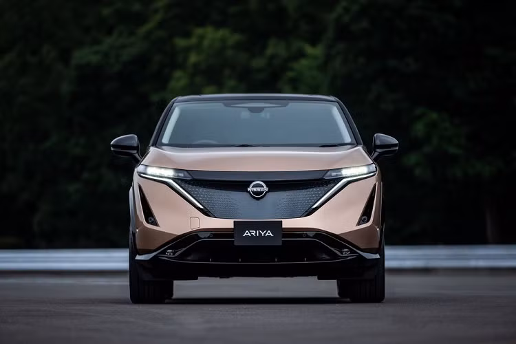 Nissan Ariya hoàn toàn mới được ra mắt lần đầu tiên tại triển lãm Tokyo 2019 dưới dạng xe concept và bản thương mại sau đó trình làng hồi tháng 7/2020. Nissan Ariya được định vị là một mẫu crossover chạy điện cỡ trung (CUV-C). Mẫu xe này sở hữu phần diện mạo rất ấn tượng với ngôn ngữ thiết kế V-Motion nâng cấp tạo nên cái nhìn trẻ trung và hiện đại.