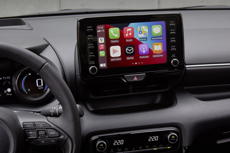 Được phát triển dựa trên cơ sở gầm bệ TNGA-B chung với Toyota Yaris, Mazda2 2022 dành cho thị trường châu Âu được trang bị hệ thống thanh giằng treo MacPherson phía trước và dầm xoắn đằng sau. Bên cạnh đó, xe còn sở hữu chiều dài 3.940 mm, chiều dài cơ sở 2.550 mm và bán kính vòng quay 4,9 m.