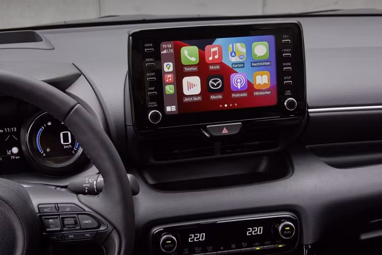 Được phát triển dựa trên cơ sở gầm bệ TNGA-B chung với Toyota Yaris, Mazda2 2022 dành cho thị trường châu Âu được trang bị hệ thống thanh giằng treo MacPherson phía trước và dầm xoắn đằng sau. Bên cạnh đó, xe còn sở hữu chiều dài 3.940 mm, chiều dài cơ sở 2.550 mm và bán kính vòng quay 4,9 m.