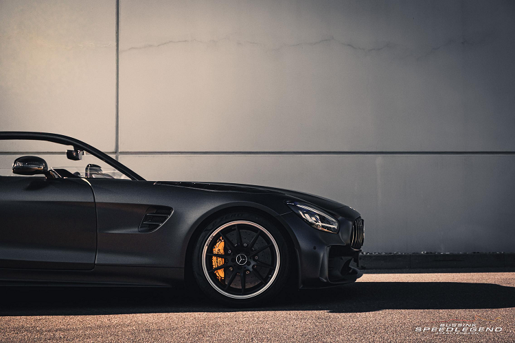 Một số bộ phận khác ở GT R SpeedLegend cũng được đặt làm riêng như tấm hút gió làm bằng sợi carbon ở hốc bánh trước, nhẹ hơn 100 kg so với bản GT R Roadster tiêu chuẩn giúp chiếc xe di chuyển linh hoạt ở tốc độ cao. Ngoại hình xe được sơn đen mờ đồng nhất với các chi tiết carbon