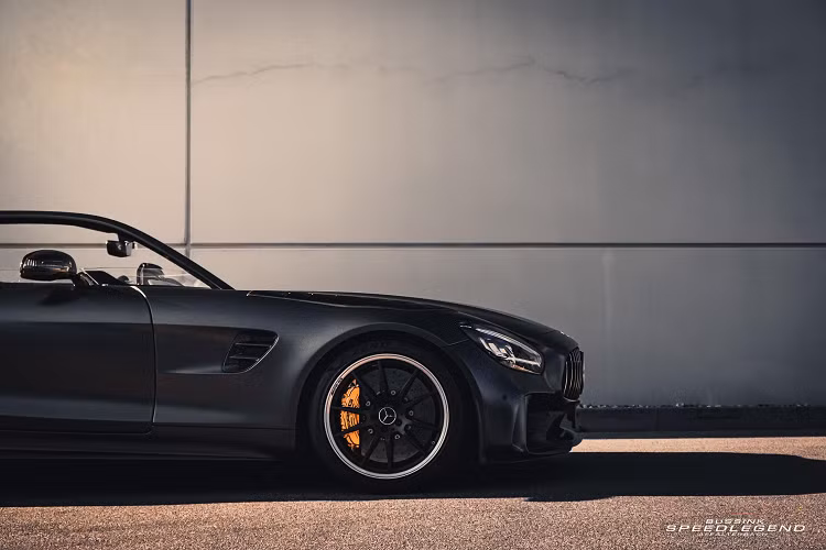 Một số bộ phận khác ở GT R SpeedLegend cũng được đặt làm riêng như tấm hút gió làm bằng sợi carbon ở hốc bánh trước, nhẹ hơn 100 kg so với bản GT R Roadster tiêu chuẩn giúp chiếc xe di chuyển linh hoạt ở tốc độ cao. Ngoại hình xe được sơn đen mờ đồng nhất với các chi tiết carbon