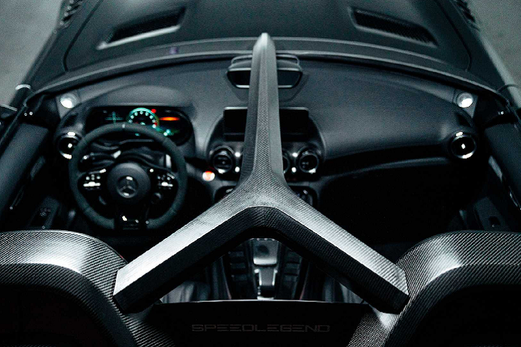 Kích thước tổng thể AMG GT R SpeedLegend không thay đổi, xe vẫn có cánh gió nhưng phần mui và kính chắn gió nguyên bản đã được lược bỏ. Thay vào đó là một khung chịu lực (speedbow) làm bằng sợi carbon nằm chính giữa khoang lái và nối với thanh chống lật phía sau 2 ghế. Kiểu thiết kế này khá giống với bộ phận "Halo" ở xe đua Công thức 1.
