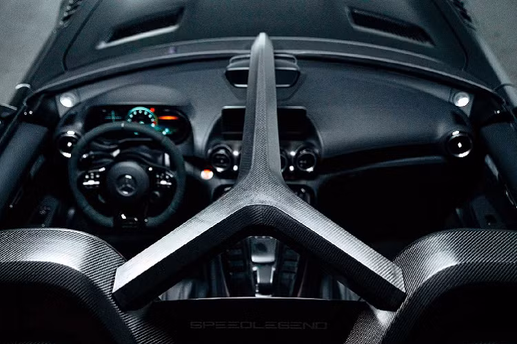 Kích thước tổng thể AMG GT R SpeedLegend không thay đổi, xe vẫn có cánh gió nhưng phần mui và kính chắn gió nguyên bản đã được lược bỏ. Thay vào đó là một khung chịu lực (speedbow) làm bằng sợi carbon nằm chính giữa khoang lái và nối với thanh chống lật phía sau 2 ghế. Kiểu thiết kế này khá giống với bộ phận "Halo" ở xe đua Công thức 1.