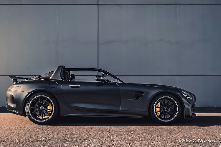Với mẫu xe thể thao 2 chỗ ngồi mang thương hiệu ngôi sao ba cánh Mercedes-AMG GT R đây là bản speedster đầu tiên. Siêu phẩm Mercedes-AMG GT R được đặt tên SpeedLegend do Roland A. Bussink, một nhà thiết kế người Đức hợp với cùng HWA AG, có trụ sở tại Đức.