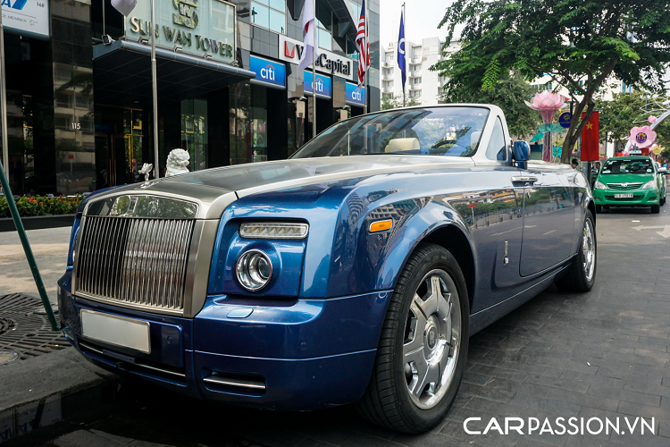 Tại thời điểm năm 2008, giá xe Rolls-Royce Phantom Drophead Coupe được các doanh nghiệp tư nhân tại Việt Nam chào bán với mức giá lên đến hơn 20 tỷ đồng - một con số đủ để khiến không ít người phải choáng ngợp trước độ "chịu chơi" của khách hàng Việt. Chiếc xe mui trần này về nước cuối tháng 3/2009, đây là chiếc thứ ba tại Việt Nam, xe được đăng ký biển kiểm soát của TP HCM và rất ít khi được chủ nhân sử dụng.