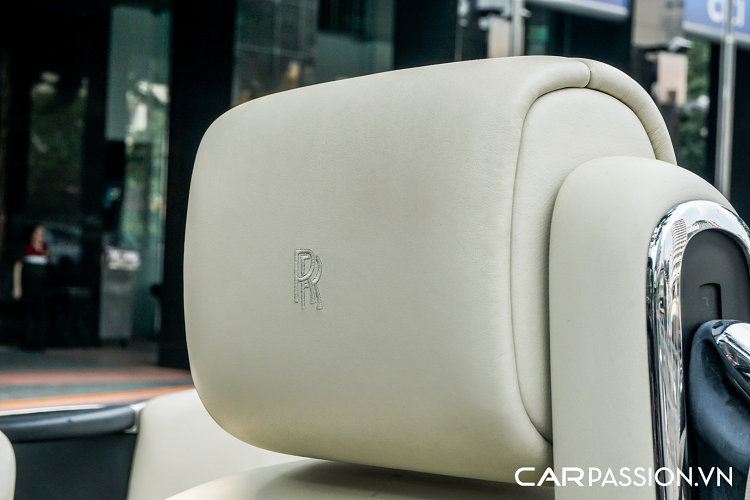 Tiến vào bên trong, khoang nội thất của xe được phối theo tông màu kem, kết hợp với các chi tiết gỗ ốp thượng hạng làm điểm nhấn. Ở khu vực hàng ghế trước, bảng táp-lô trên xe được bọc da cao cấp và ốp gỗ quý, các nút bấm và hốc làm mát được làm bằng kim loại.