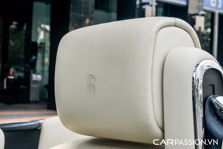 Tiến vào bên trong, khoang nội thất của xe được phối theo tông màu kem, kết hợp với các chi tiết gỗ ốp thượng hạng làm điểm nhấn. Ở khu vực hàng ghế trước, bảng táp-lô trên xe được bọc da cao cấp và ốp gỗ quý, các nút bấm và hốc làm mát được làm bằng kim loại.