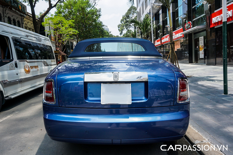 Do xe không có trụ B, dây an toàn cho hàng ghế trước sẽ được gắn ngay trên ghế ngồi. Gỗ ốp trên táp-pi cửa và mui xe cho thấy dấu hiệu của thời gian. Trải qua hơn 12 năm sử dụng, phần lớn các chi tiết bên trong khoang lái vẫn còn ở tình trạng khá tốt. Xe sử dụng động cơ V12, có dung tích “khủng” 6.75 lít, sản sinh công suất tối đa 453 mã lực và mô-men xoắn cực đại đạt mức 720 Nm. Nhờ hộp số tự động 6 cấp được trang bị, chiếc xe mui trần siêu sang này chỉ mất 5,7 giây để tăng tốc từ 0-100 km/h và có tốc độ tối đa đạt ngưỡng 240 km/h.