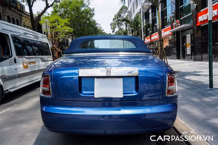 Do xe không có trụ B, dây an toàn cho hàng ghế trước sẽ được gắn ngay trên ghế ngồi. Gỗ ốp trên táp-pi cửa và mui xe cho thấy dấu hiệu của thời gian. Trải qua hơn 12 năm sử dụng, phần lớn các chi tiết bên trong khoang lái vẫn còn ở tình trạng khá tốt. Xe sử dụng động cơ V12, có dung tích “khủng” 6.75 lít, sản sinh công suất tối đa 453 mã lực và mô-men xoắn cực đại đạt mức 720 Nm. Nhờ hộp số tự động 6 cấp được trang bị, chiếc xe mui trần siêu sang này chỉ mất 5,7 giây để tăng tốc từ 0-100 km/h và có tốc độ tối đa đạt ngưỡng 240 km/h.