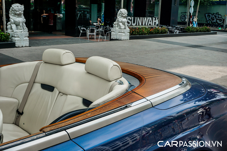 Rolls-Royce Phantom Drophead Coupe sở hữu vô-lăng 3 chấu nhỏ gọn, gợi nhớ đến chi tiết trên những mẫu xe cổ trước thập niên 2000. Cần chuyển số đặt ngay phía sau vô-lăng, cụm đồng hồ trung tâm bao gồm các đồng hồ analog và hai màn hình điện tử cỡ nhỏ hiển thị các thông tin vận hành. Hệ thống âm thanh trên xe thuộc thương hiệu Lexicon.