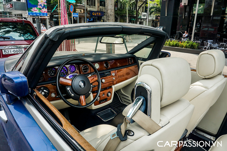 Trên thị trường hiện nay, một mẫu xe mui trần chỉ mất trung bình khoảng 15 giây cho công đoạn đóng mở mui nhưng một chiếc Phantom Drophead Coupe cần đến 26 giây, bởi vì phần mui xe được gia công rất phức tạp để ngăn chặn những tiếng ồn dù là nhỏ nhất có thể lọt vào khoang lái. 