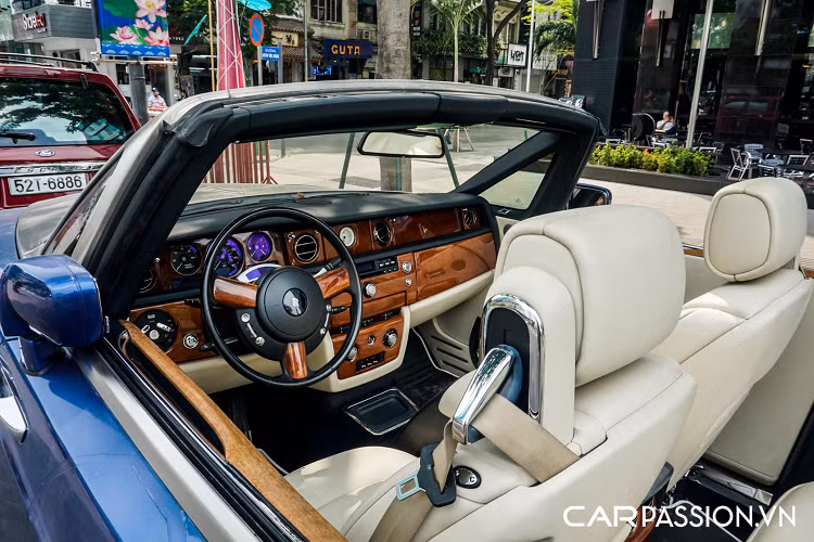 Trên thị trường hiện nay, một mẫu xe mui trần chỉ mất trung bình khoảng 15 giây cho công đoạn đóng mở mui nhưng một chiếc Phantom Drophead Coupe cần đến 26 giây, bởi vì phần mui xe được gia công rất phức tạp để ngăn chặn những tiếng ồn dù là nhỏ nhất có thể lọt vào khoang lái. 