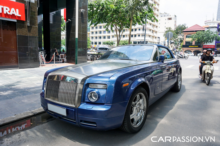 Mặc dù là một chiếc xe mui trần hai cửa, Phantom Drophead Coupe hoàn toàn có thể đáp ứng được không gian thoải mái cho 4 người trưởng thành. Điều này có được nhờ vào chiều dài tổng thể lên đến 5,6 mét, dài hơn 0,2 mét so với một chiếc Mercedes-Maybach S-Class.