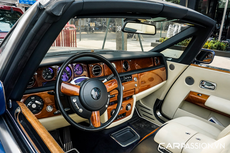Xe được trang bị bộ mâm 7 chấu mạ chrome mang thiết kế hoài cổ, điểm thú vị nằm ở việc khi di chuyển, logo Rolls-Royce trên mâm xe sẽ không xoay mà vẫn đứng yên tại chỗ. Thân xe mang những đường nét cứng cáp, bệ vệ, tay nắm cửa được mạ chrome sáng bóng. Tương tự lớp sơn ngoại thất, bộ mui xếp trên xe cũng được lựa chọn gam màu xanh.
