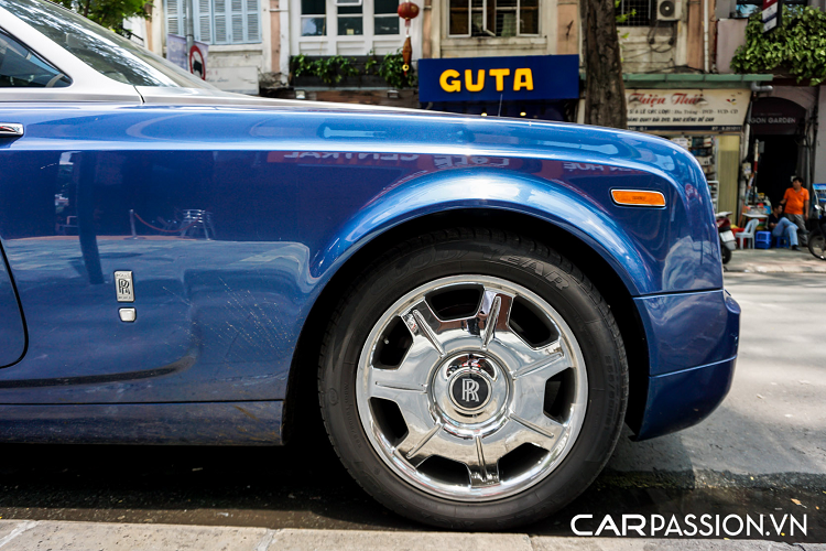 Mặc dù được phát triển trên chiếc Phantom quyền lực, phiên bản mui xếp vẫn sở hữu được cá tính riêng, những đường nét khỏe khoắn trên kính chắn gió với tỷ lệ phù hợp giúp cho xe có được nét mạnh mẽ và năng động. Hai bên hông xe có sự xuất hiện của cụm đèn xi-nhan màu cam và đỏ, đây là trang bị an toàn bắt buộc trên những mẫu xe được nhập khẩu vào thị trường Bắc Mỹ.