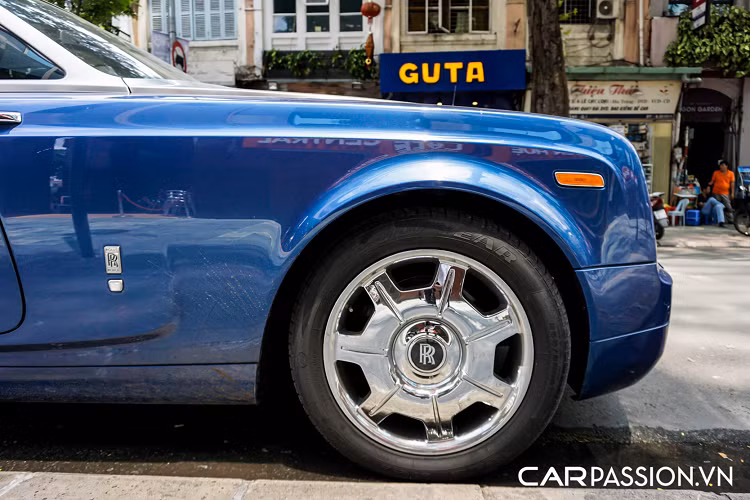 Mặc dù được phát triển trên chiếc Phantom quyền lực, phiên bản mui xếp vẫn sở hữu được cá tính riêng, những đường nét khỏe khoắn trên kính chắn gió với tỷ lệ phù hợp giúp cho xe có được nét mạnh mẽ và năng động. Hai bên hông xe có sự xuất hiện của cụm đèn xi-nhan màu cam và đỏ, đây là trang bị an toàn bắt buộc trên những mẫu xe được nhập khẩu vào thị trường Bắc Mỹ.