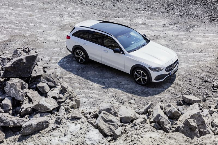  Mercedes-Benz C-Class All Terrain 2022 mới sẽ ra mắt tại Triển lãm Ô tô Munich diễn ra vào tháng tới. So với C-Class Estate, phiên bản All Terrain được bổ sung nhiều tính năng dành cho off-road như gầm xe cao thêm 40 mm, tấm bảo vệ gầm xe trước/sau và các vòm bánh xe loe rộng. Tổng thể bản All Terrain dài hơn 4 mm và rộng hơn 21 mm so với Estate.