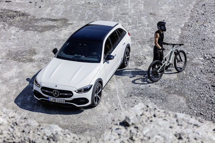 Nếu khách hàng muốn có nhiều bộ phận được sơn đen bóng hơn nữa cho Mercedes-Benz C-Class All Terrain wagon mới thì có thể mua gói làm đẹp Night Package. 