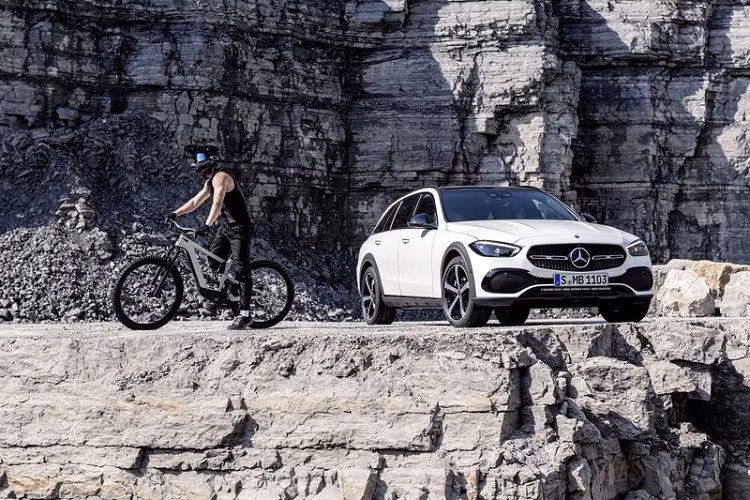 Mọi chiếc Mercedes-Benz C-Class All Terrain 2022 đều đạt tiêu chuẩn với hệ dẫn động 4 bánh toàn thời gian 4MATIC với khả năng truyền 45% sức mạnh tới bánh trước và 55% còn lại cho bánh sau.