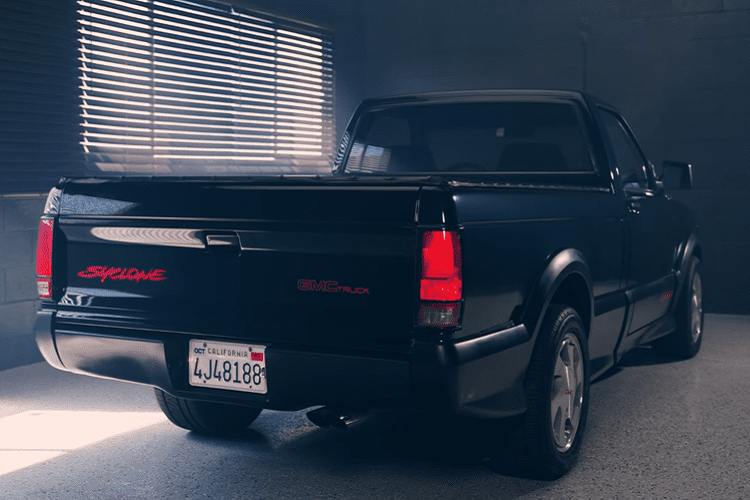 Trong một ấn bản của tạp chí “Car and Driver” nổi tiếng, họ đã điều khiển GMC Syclone huyền thoại - xe tăng tốc từ 0-96 km/h trong 4,3 giây, và chạy hết quãng đường ¼ dặm (402 m) trong 12,9 giây, đánh bại thành tích của nhiều siêu xe ngày ấy.