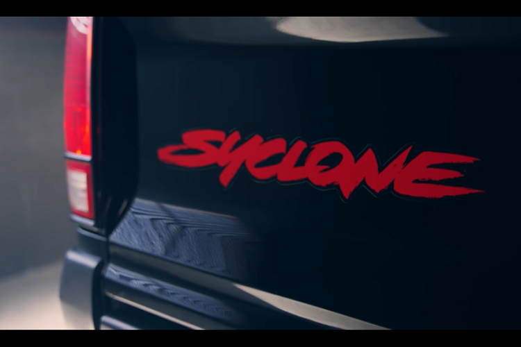 Ra đời cách đây 30 năm, mẫu xe bán tải GMC Syclone có khả năng tăng tốc nhanh nhất trong suốt 30 năm qua, cho đến khi Ram 1500 TRX 2021 ra đời. Theo lời giải thích của “Hagerty”, General Motors ban đầu không hề quan tâm đến việc sản xuất một mẫu xe bán tải hiệu suất cao với tốc độ đủ sức cạnh tranh với các siêu xe.