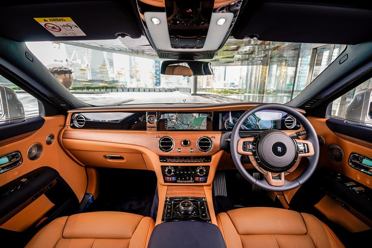 Khoang lái của Rolls-Royce Ghost 2021 được hiện đại hóa nhưng vẫn duy trì được phong cách lịch lãm với nhiều đường nét thanh thoát ở bảng táp-lô, cụm điều khiển trung tâm và vô-lăng. Vật liệu chủ đạo của cabin là gỗ, da và kim loại cao cấp để tối đa hóa tính sang trọng cho Ghost. Ngoài ra, khách hàng có thể cá nhân hóa chiếc sedan của mình bằng các tùy chọn đắt tiền.